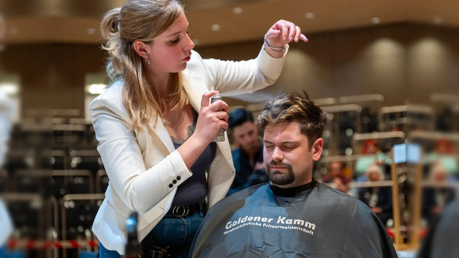 Clara Helmes erreichte bei „Jugend frisiert“ im Herrenfach des 3. Lehrjahres den vierten Rang und sicherte sich bei den Nordwestdeutschen Friseurmeisterschaften den „Silbernen Kamm“. (Foto: Kreishandwerkerschaft Höxter-Warburg)