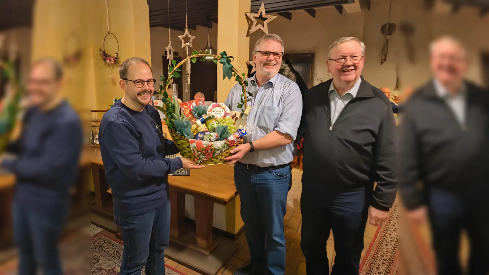 Grünkohlkönig wurde Heiner Lessmann (v.l.): Christian Potthast, Vereinigte Volksbank, Grünkohlkönig Heiner Lessmann und Ulrich Jung, Vorsitzender Heimat- und Kulturverein. (Foto: privat)