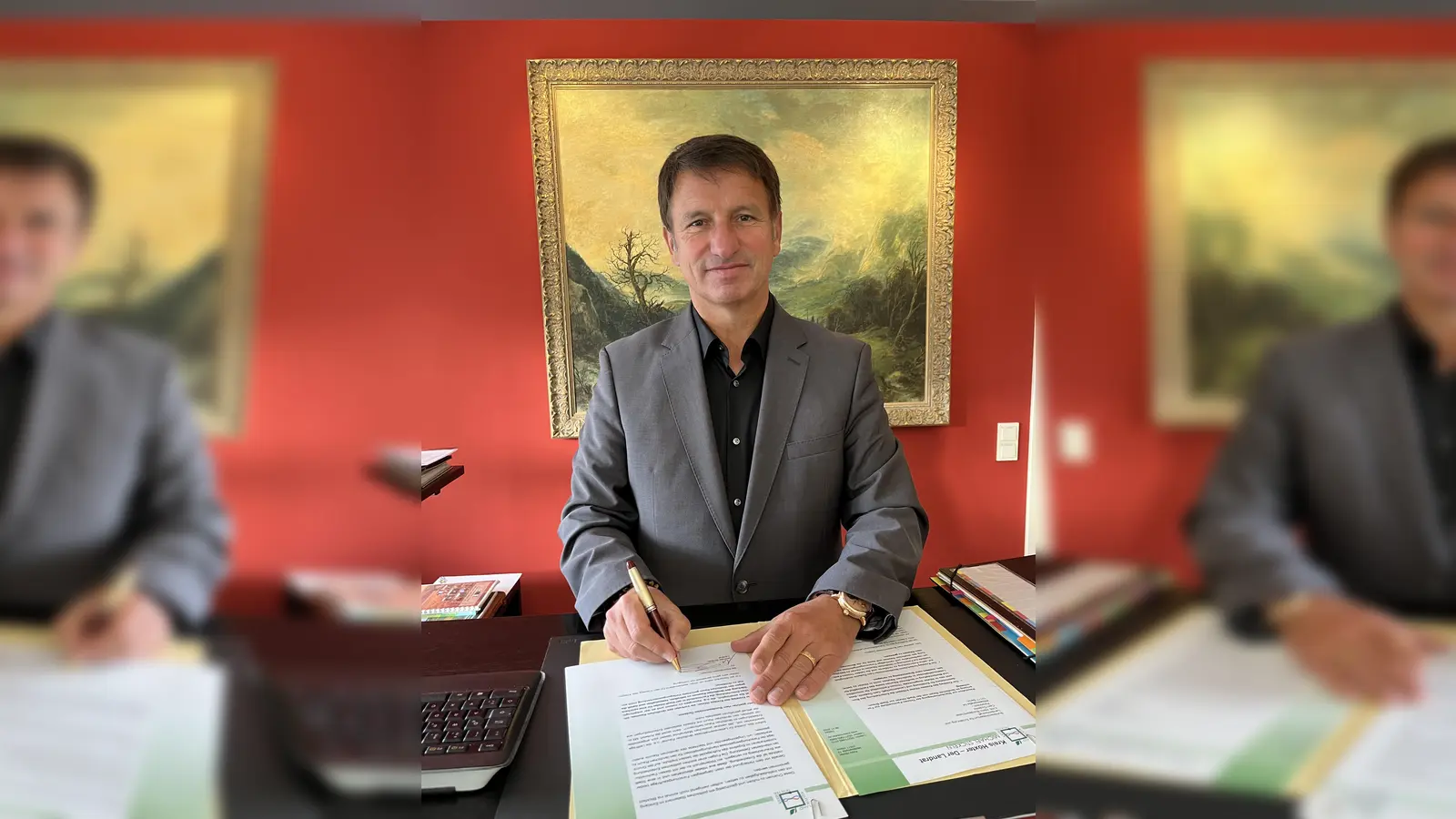 Stellvertretend für den Kreistag des Kreises Höxter unterzeichnet Landrat Michael Stickeln eine Resolution zur Standortverlegung der Thünen-Fachinstitute zur Forschung im ländlichen Raum von der Stadt Höxter zur Stadt Braunschweig. Einstimmig sind die Mitglieder des Kreistages einem Antrag der CDU gefolgt und kritisieren die Entscheidung von Bundeslandwirtschaftsminister Cem Özdemir. (Foto: Kreis Höxter)