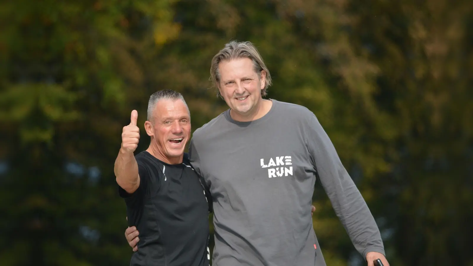 Ingo Schaffranka (rechts) freut sich mit Günter Grunewald von den OCR Trailwoodrunners aus Trendelburg, dass im Jahr wenigstens Trainingsläufe des Lake Run absolviert werden können. (Foto: Foto: Stallmeister)