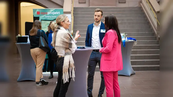 Practice meets Campus 2022: Im Lichthof der HAWK in Holzminden vernetzen sich Unternehmen mit Studierenden der Studiengänge Immobilienwirtschaft und -management. (Foto: privat)