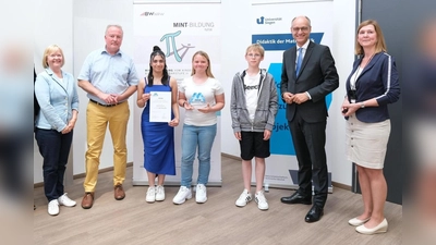 V.l.: Beate Gathen, Detlef Breuer, Lara Al Daoud, Sophia Kreft, Dominik Timmermann, Staatssekretär Dr. Urban Mauer und Heike Hunecke. (Foto: privat)