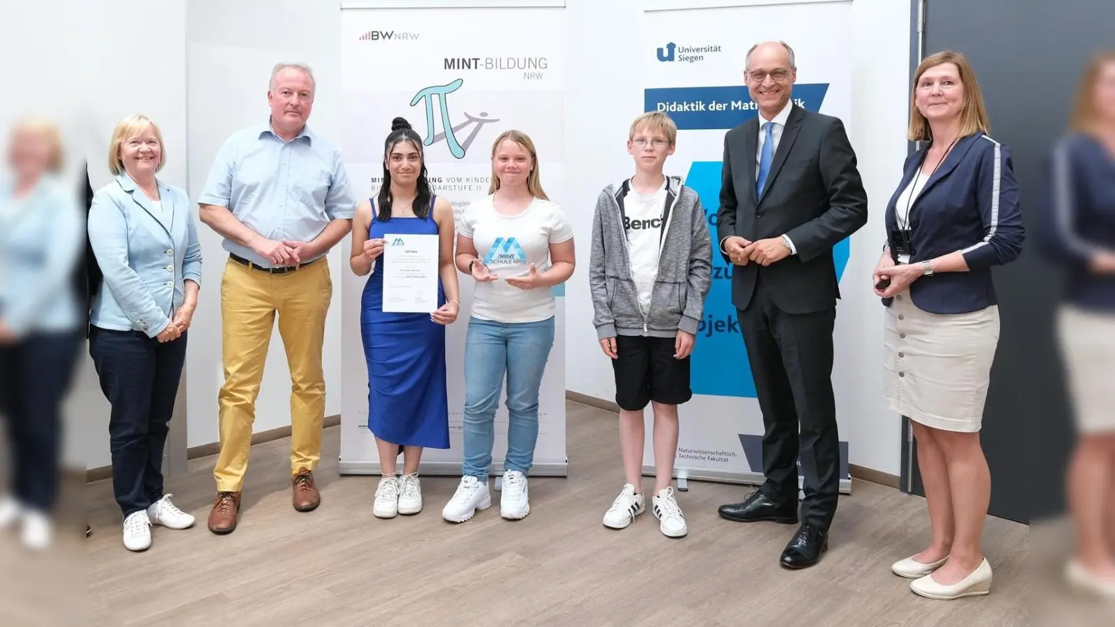 V.l.: Beate Gathen, Detlef Breuer, Lara Al Daoud, Sophia Kreft, Dominik Timmermann, Staatssekretär Dr. Urban Mauer und Heike Hunecke. (Foto: privat)