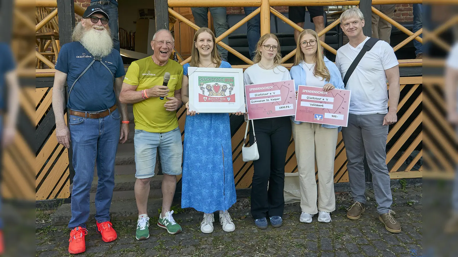 Engagieren sich für schwerstkranke Kinder (v.l.): Werner Überdick (ehemaliger Schornsteinfegermeister und Mitorganisator der “Glückstour”), Ralf Heibrok (ehemaliger Schornsteinfegermeister, Vorsitzender und Mitbegründer der “Glückstour”), Nele Überdick, Nicole Iks, Vanessa Schröder (Schülerinnen am Gymnasium St. Kaspar), Jörg Lange (Lehrer am Gymnasium St. Kaspar). (Foto: Stefan Bönning)