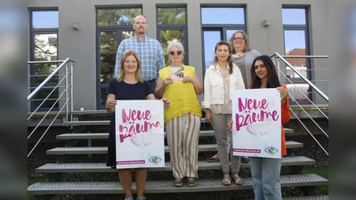 Freuen sich auf die Interkulturellen Woche (v.l.): Filiz Elüstü (Leiterin des Kommunalen Integrationszentrums), Dominic Gehle (Leiter der Abteilung Bildung und Integration des Kreis Höxter), Martina Mlody (Malteser Betreuung ZUE Borgentreich), Nursen Eliyazici (Kommunles Integrationszentrum), Tuija Niederheide (Kommunales Integrationszentrum) und Rabia Sadat (Verein Marah e.V.). (Foto: Kreis Höxter)
