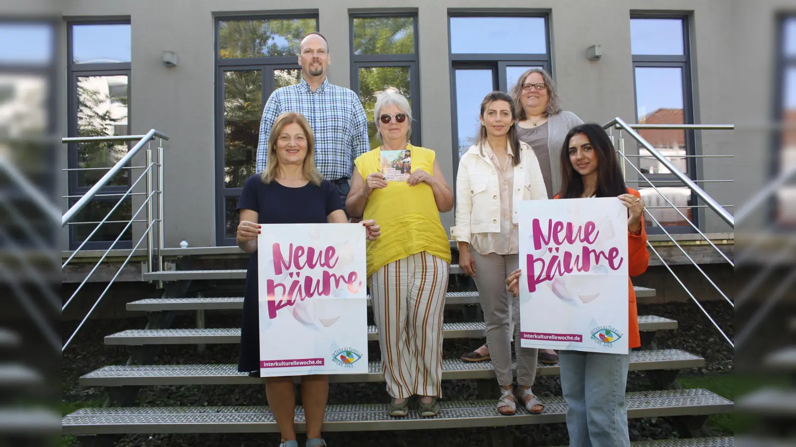 Freuen sich auf die Interkulturellen Woche (v.l.): Filiz Elüstü (Leiterin des Kommunalen Integrationszentrums), Dominic Gehle (Leiter der Abteilung Bildung und Integration des Kreis Höxter), Martina Mlody (Malteser Betreuung ZUE Borgentreich), Nursen Eliyazici (Kommunles Integrationszentrum), Tuija Niederheide (Kommunales Integrationszentrum) und Rabia Sadat (Verein Marah e.V.). (Foto: Kreis Höxter)