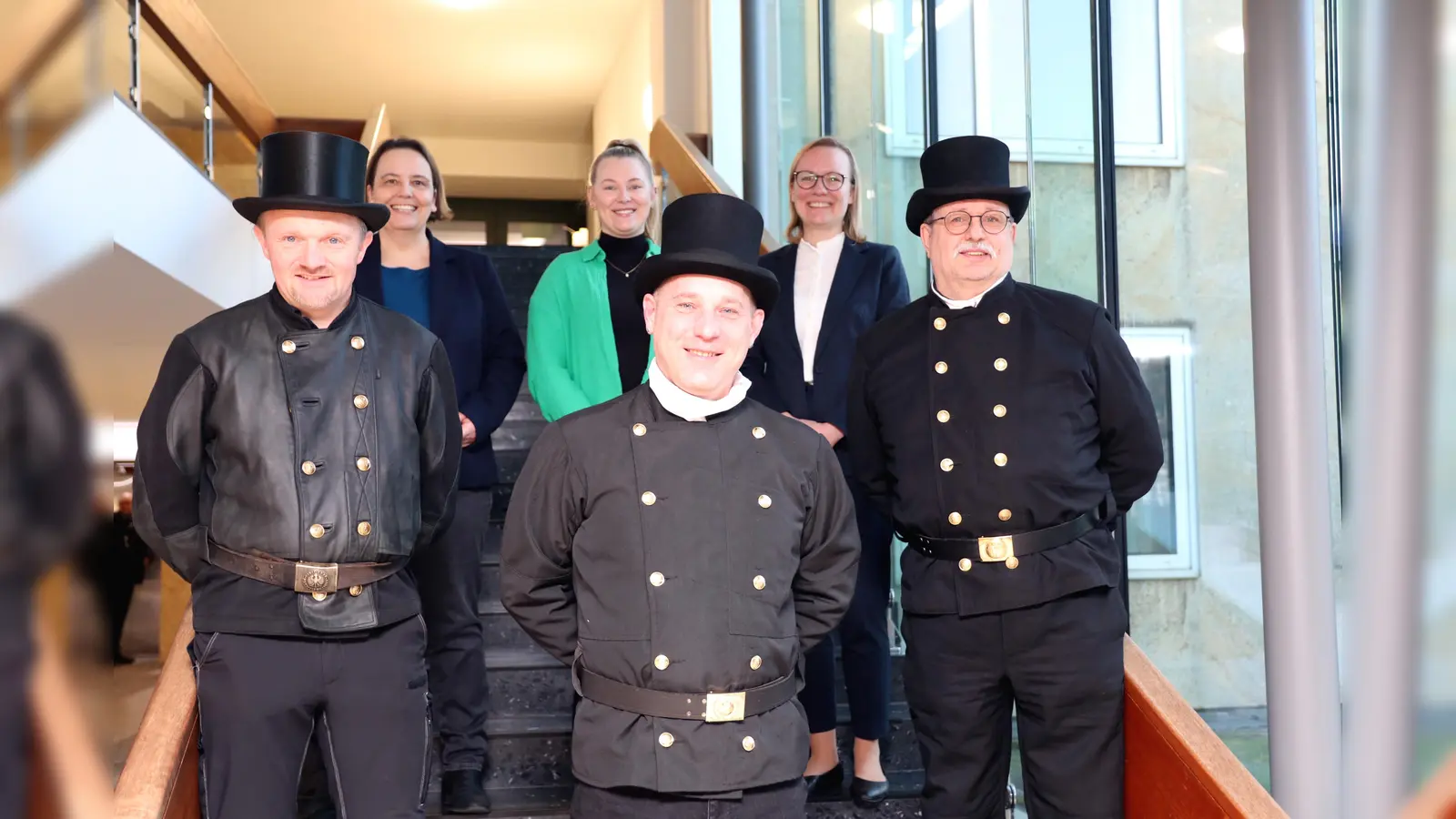Oliver Überdick (Mitte) ist der neue bevollmächtigte Bezirksschornsteinfeger für den Kehrbezirk Warburg I. Mit ihm freuen sich (vorne v.l.) der bevollmächtigte Bezirksschornsteinfeger Roger Wolter und Innungsobermeister Dirk Franck sowie Sabine Sommer, Lea Borcheld und Ingrid Heinen (alle Bezirksregierung, hinten v.l.). (Foto: Bezirksregierung Detmold)