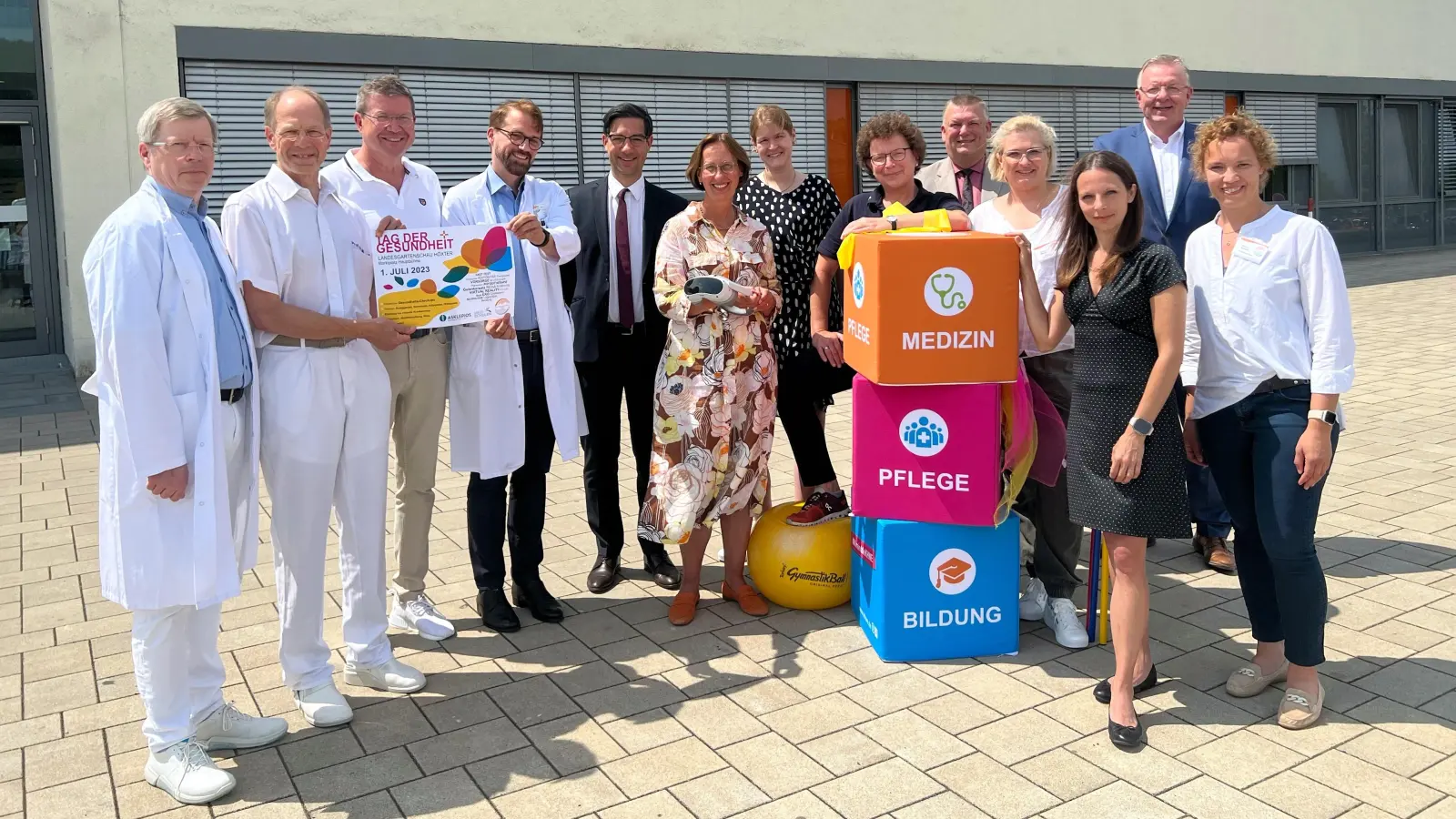 AWBK, KHWE und Medischulen veranstalten einen Tag der Gesundheit auf der Landesgartenschau (von links): Dr. Ekkehart Thießen (Chefarzt Gastroenterologie St. Ansgar Krankenhaus), Prof. Dr. Joachim Mellert (Chefarzt Allgemeinchirurgie und Leiter Darmzentrum St. Ansgar Krankenhaus), Dr. Florian Dietl (Chefarzt Allgemein- und Viszeralchirurgie und Leiter Adipositaszentrum St. Josef Hospital Bad Driburg), Dr. Mark Obermann (Chefarzt Neurologie St. Ansgar Krankenhaus), Dr. Jan Brocke (Chefarzt Neurologie AWBK), Katrin Kamphues (stellvertretende Schulleiterin Bildungszentrum Weser-Egge), Maike Tölle (Personalleiterin KHWE), Jutta Reckert (Schulleiterin Medischulen), KHWE-Geschäftsführer Christian Jostes, Jessica Mewes (Leiterin Therapiezentrum Weser-Egge), Anja-Maria Drenckhahn (Leitende Oberärztin AWBK), AWBK-Geschäftsführer Rüdiger Pfeifer, Helene Tammert (Pflegedienstleiterin St. Ansgar Krankenhaus). (Foto: KHWE)