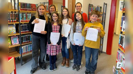 Die teilnehmenden Kinder des „Schreibclub für Kids“ mit Heike Leupold und Nina Schiefelbein. (Foto: Stadt Holzminden)