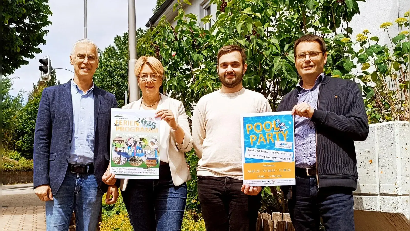 Bürgermeister Josef Suermann, Organisatorin Sabine Walter, Kursanbieter Levin Mönks und der Allg. Vertreter Elmar Meyer wünschen allen Teilnehmern viel Spaß. (Foto: privat)