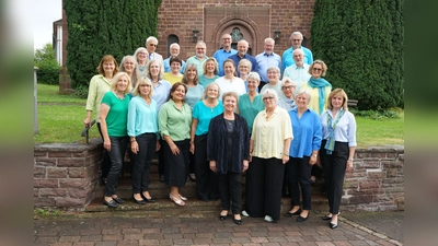 Der Chor vor dem Konzert vor der Christuskirche. (Foto: Andreas Gauding)