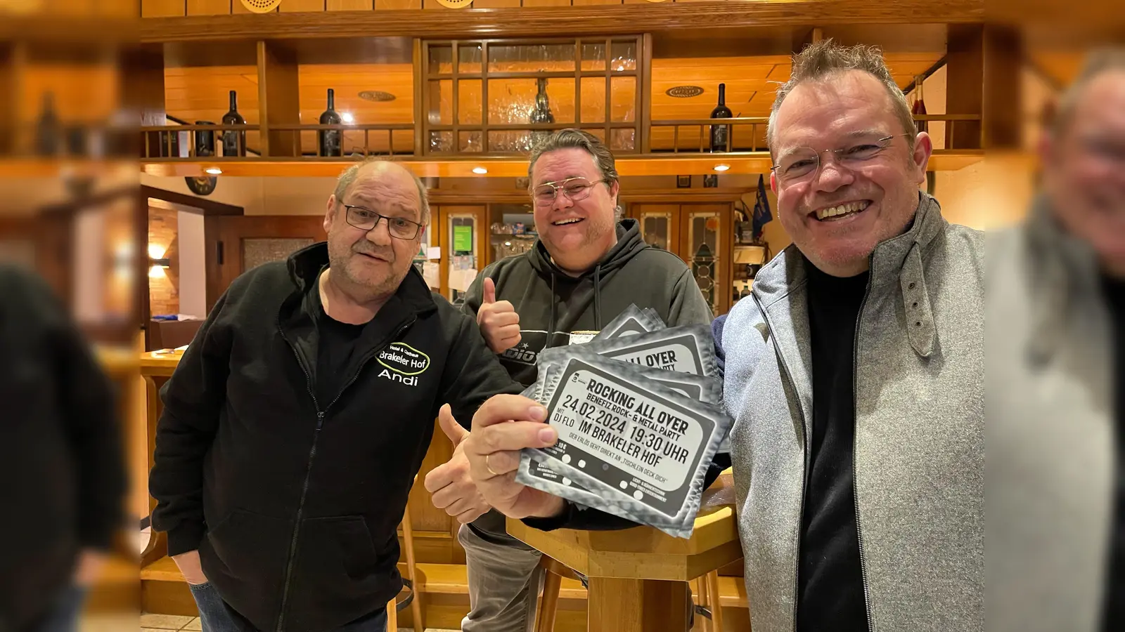V.l.: Andi Kühn (Wirt Brakeler Hof), Daniel Ritzenhoff (Organisation) und Bernhard Fischer (Kulturring Brakel) freuen sich auf Rock und Metal für den guten Zweck. (Foto: privat)