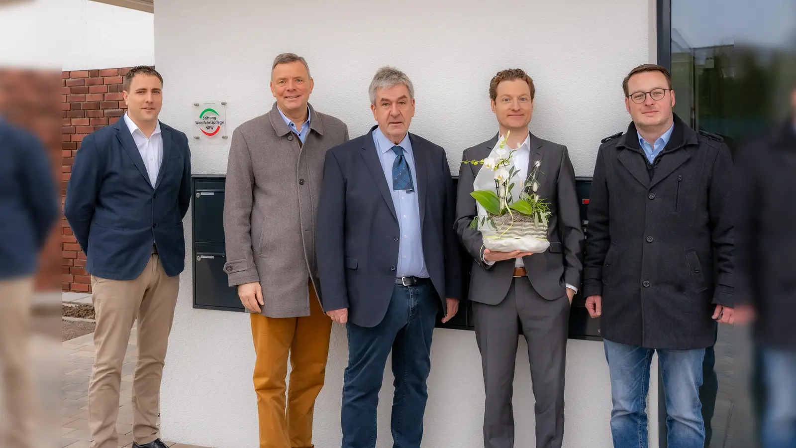 V.l.: Michael Dubbert (Lebenshilfe), MdL Matthias Goeken, Bürgermeister Hermann Temme, Jerome Major (Lebenshilfe) und Alexander Kleinschmidt (Stadt Brakel). (Foto: privat)