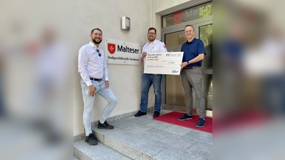 Trafen sich zur Spendenscheck-Übergabe (v.l.): Martin Arndt, Malteser Fundraising, Dirk Niggemann, Beauftragter der Malteser in Steinheim und Werner Lödige, Vereinigte Volksbank Steinheim. (Foto: Anke Buttchereit)