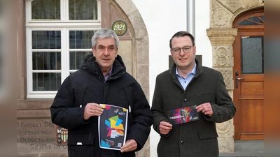 Bürgermeister Hermann Temme (links) und sein Allgemeiner Vertreter, Alexander Kleinschmidt, weisen auf die Bewerbungsfrist für den WWKulturpreis25 bei der Stadt Brakel hin.  (Foto: Stadt Brakel)