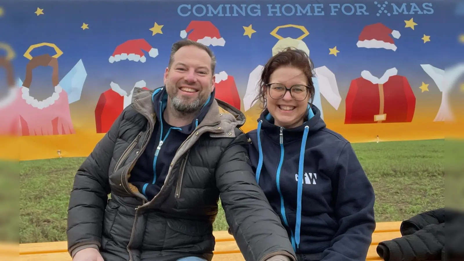 Heiko Böddeker und Julia Handtke (beide Gesellschaft für Wirtschaftsförderung im Kreis Höxter mbH) haben schonmal Probe gesessen. (Foto: Gesellschaft für Wirtschaftsförderung im Kreis Höxter mbH)