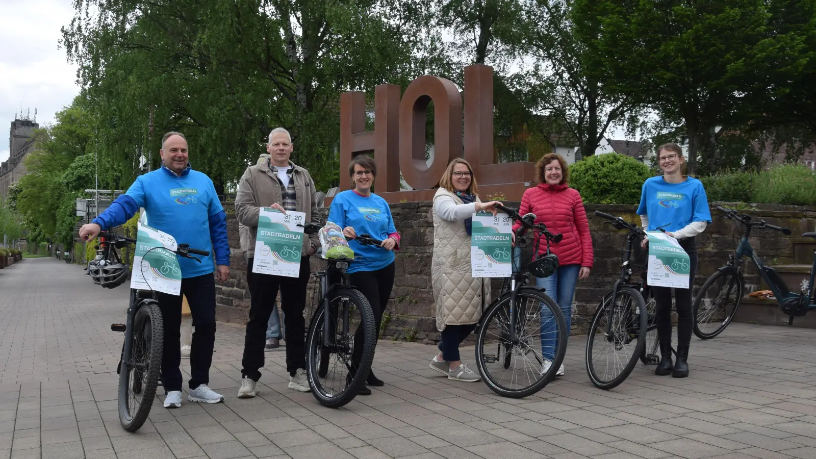 Schwingen sich aufs Rad (v.l.): Landrat Michael Schünemann, Oliver Eisbach vom Radhaus am Markt, Anja Kurth (ZEE), Inga Schaper und Isabell Adam (Stadtmarketing Holzminden) sowie Tessa Harries (Bereich Kreisentwicklung Landkreis Holzminden). (Foto: Marc Otto)