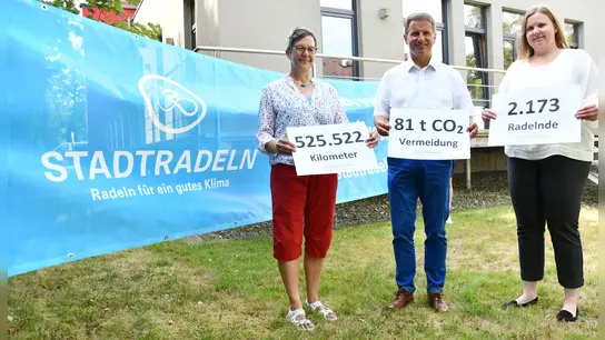 Gemeinsam mit Martina Krog (l.) und Carolin Röttger vom Klimaschutz-Team des Kreises Höxter präsentiert Landrat Michael Stickeln die beeindruckenden Zahlen. (Foto: Kreis Höxter)