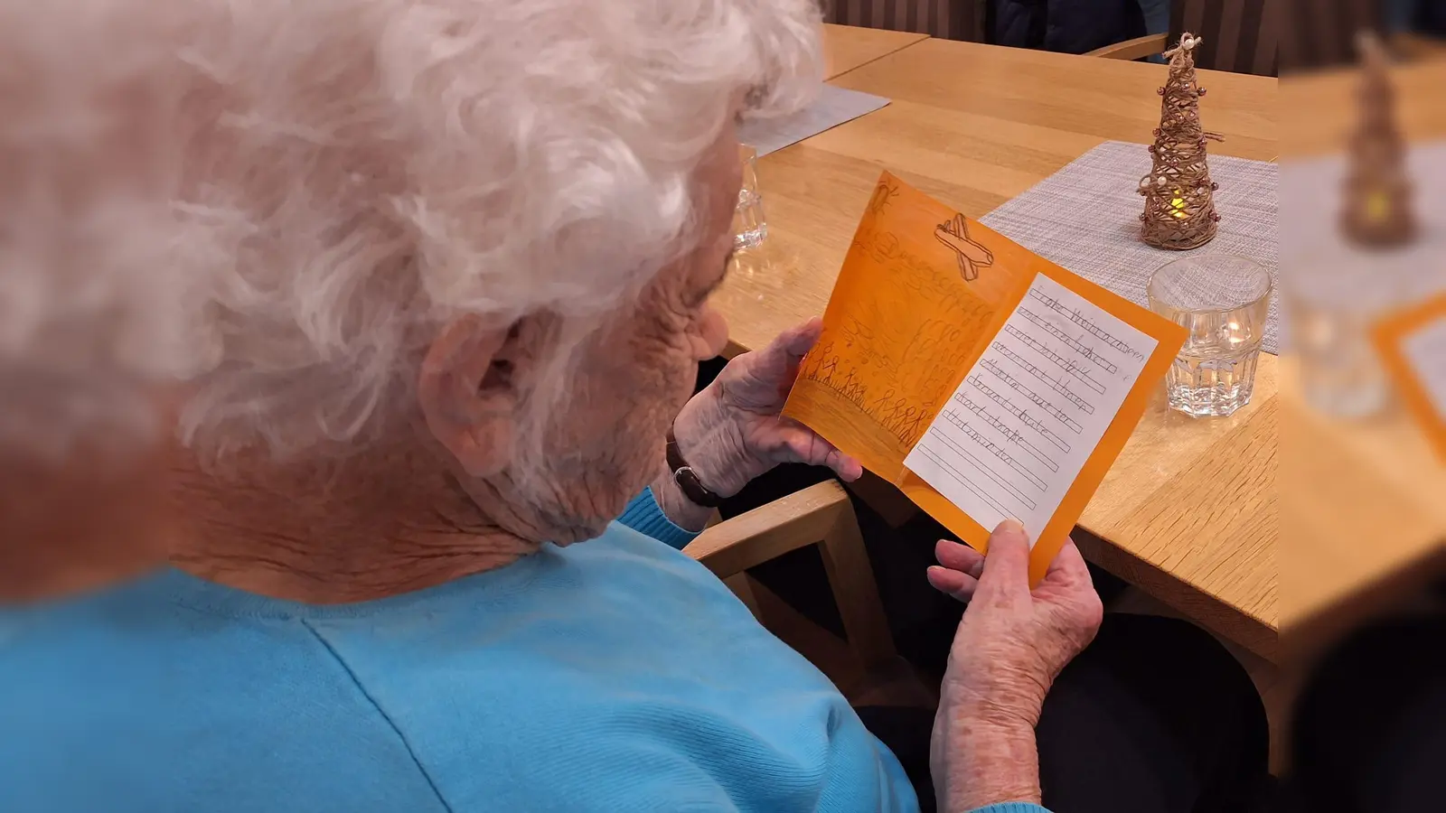 Liebevoll gestaltete Weihnachtsgrüße erfreuen die Senior*innen. (Foto: ZEE)