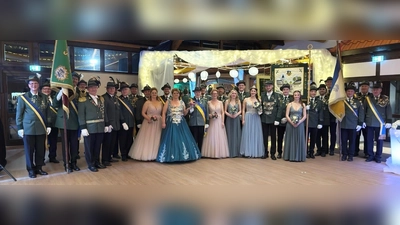 Die amtierenden Majestäten nebst Fahnenabordnungen und geschäftsführenden Vorstand. (Foto: privat)