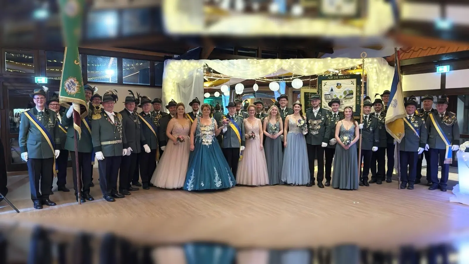 Die amtierenden Majestäten nebst Fahnenabordnungen und geschäftsführenden Vorstand. (Foto: privat)