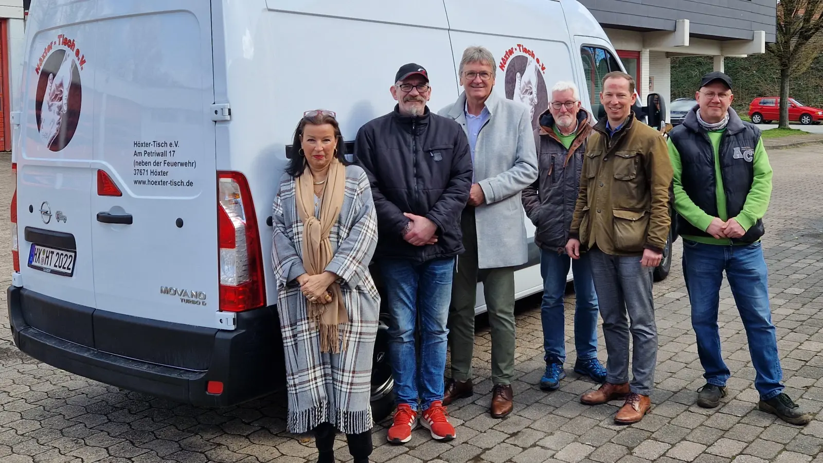 Vor dem Transporter (v.r.) Gabriela Stiewe (Vorsitzende Höxter Tisch e.V.), Michael Hohlweck, Dr. Eckhard Sorges (Präsident RC Höxter), Peter Retzlaff, Mark Becker (RC Höxter und Vorstandsmitglied Höxter Tisch e.V. ) und Ingo Schwickardi. (Foto: privat)