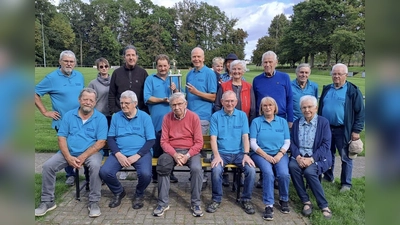 Sitzend v.l.: Edwin Spiessens, Franz-Josef Potthast, Ludwig Krawinkel, Heinz Sievers, Marianne Middeke, Barbara Krome, stehend v.l. Josef Ahlemeyer, Silke Rheker, Christof Müller, die Sieger Ludwig Osterholz und Werner Lammersen, Andrea Lammersen (leicht verdeckt) mit Enkel Jasper, Maria Wolff, Christian Laubichler, Goddi Beineke und Willi Middeke. (Foto: privat)
