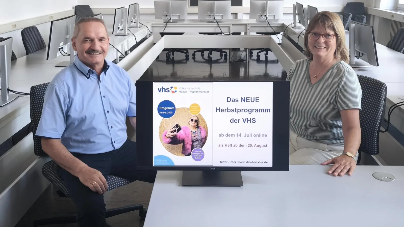 VHS-Leiter Rainer Schwiete und die stellvertretende VHS-Leiterin Dr. Claudia Gehle im neuen EDV-Raum bei der Programmvorstellung. (Foto: privat)