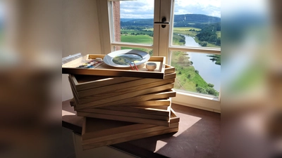 Porzellanmalerei bei himmlischer Aussicht im Schloss Fürstenberg. (Foto: Porzellanmanufaktur Fürstenberg)