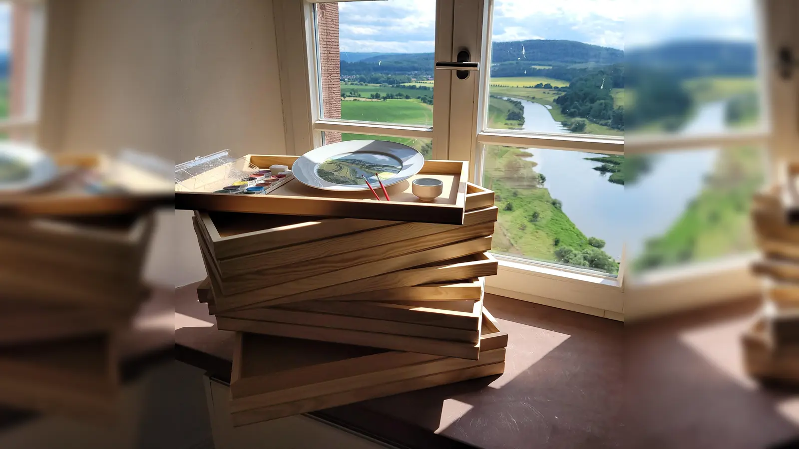 Porzellanmalerei bei himmlischer Aussicht im Schloss Fürstenberg. (Foto: Porzellanmanufaktur Fürstenberg)
