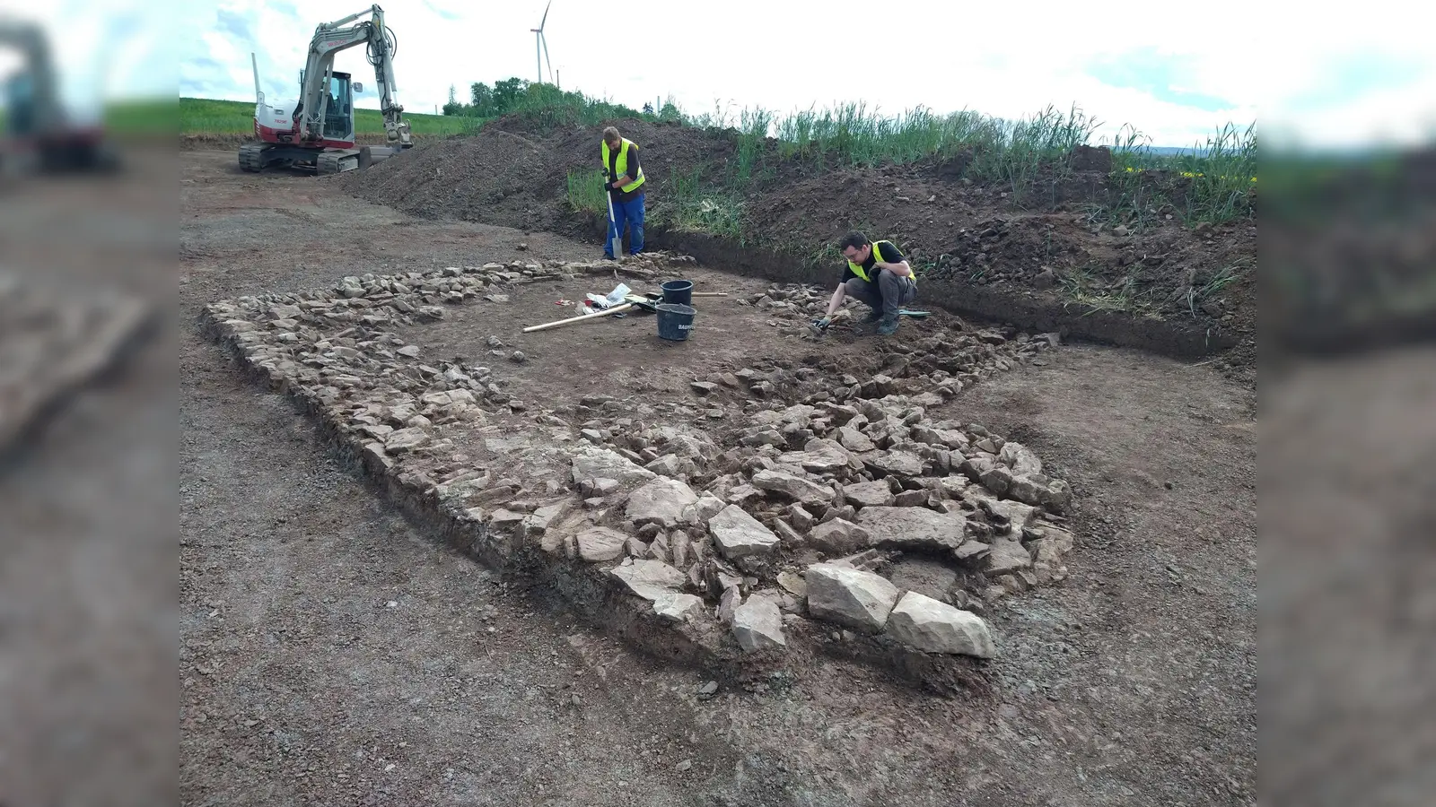 Blick auf die Kellermauern des 13. Jahrhunderts. Im Vordergrund deutet sich der Kellerzugang an. (Foto: LWL-Archäologie/S. Spiong)
