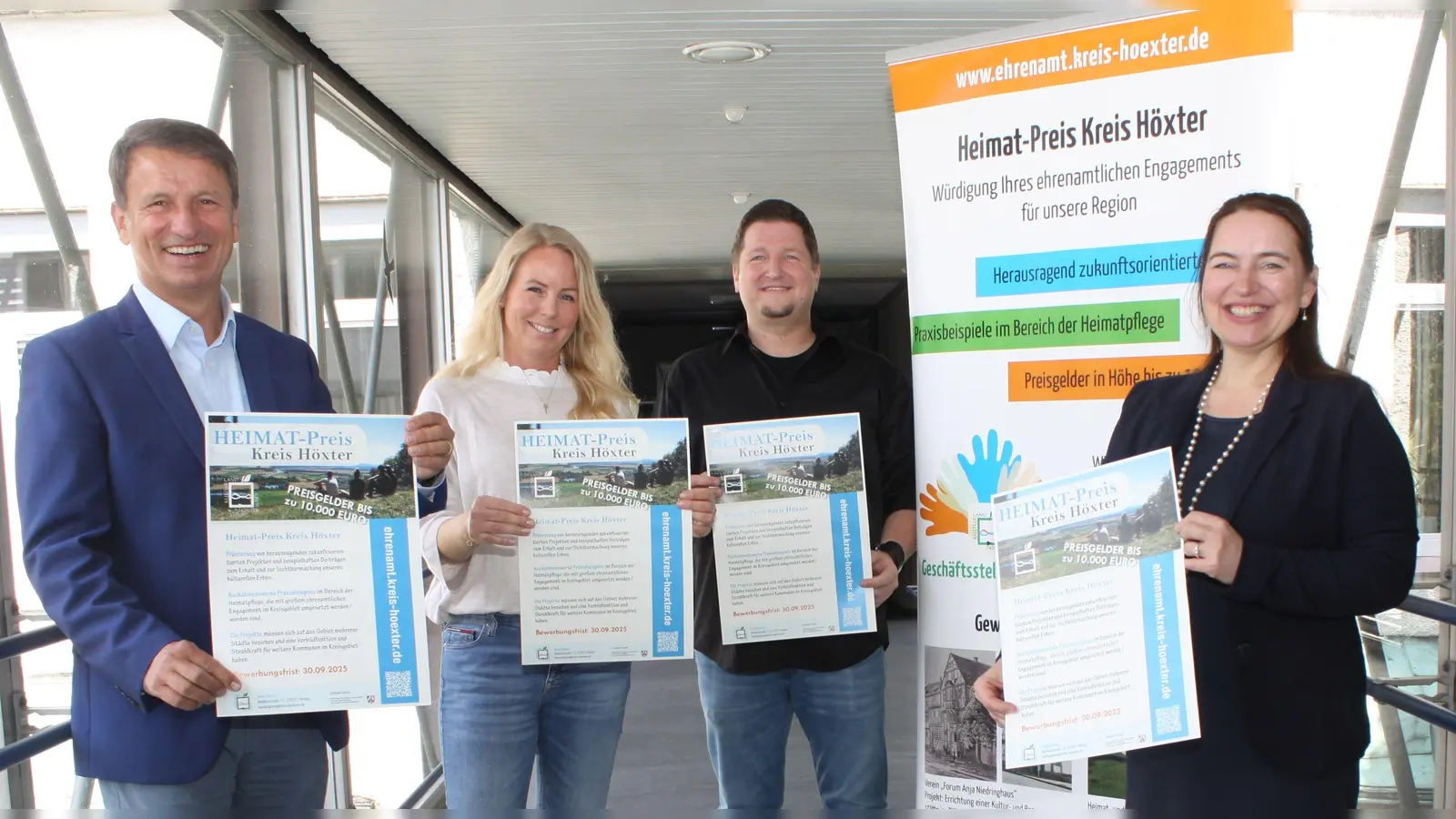 Auf zahlreiche Bewerbungen für den Heimat-Preis freuen sich (v.l.): Landrat Michael Stickeln, Katharina Serinelli, Ehrenamtsmanagerin des Kreises Höxter, Sascha Atteln (Geschäftsstelle Ehrenamt) und Kreisdirektorin Manuela Kupsch. (Foto: Kreis Höxter/Jürgen Drüke)