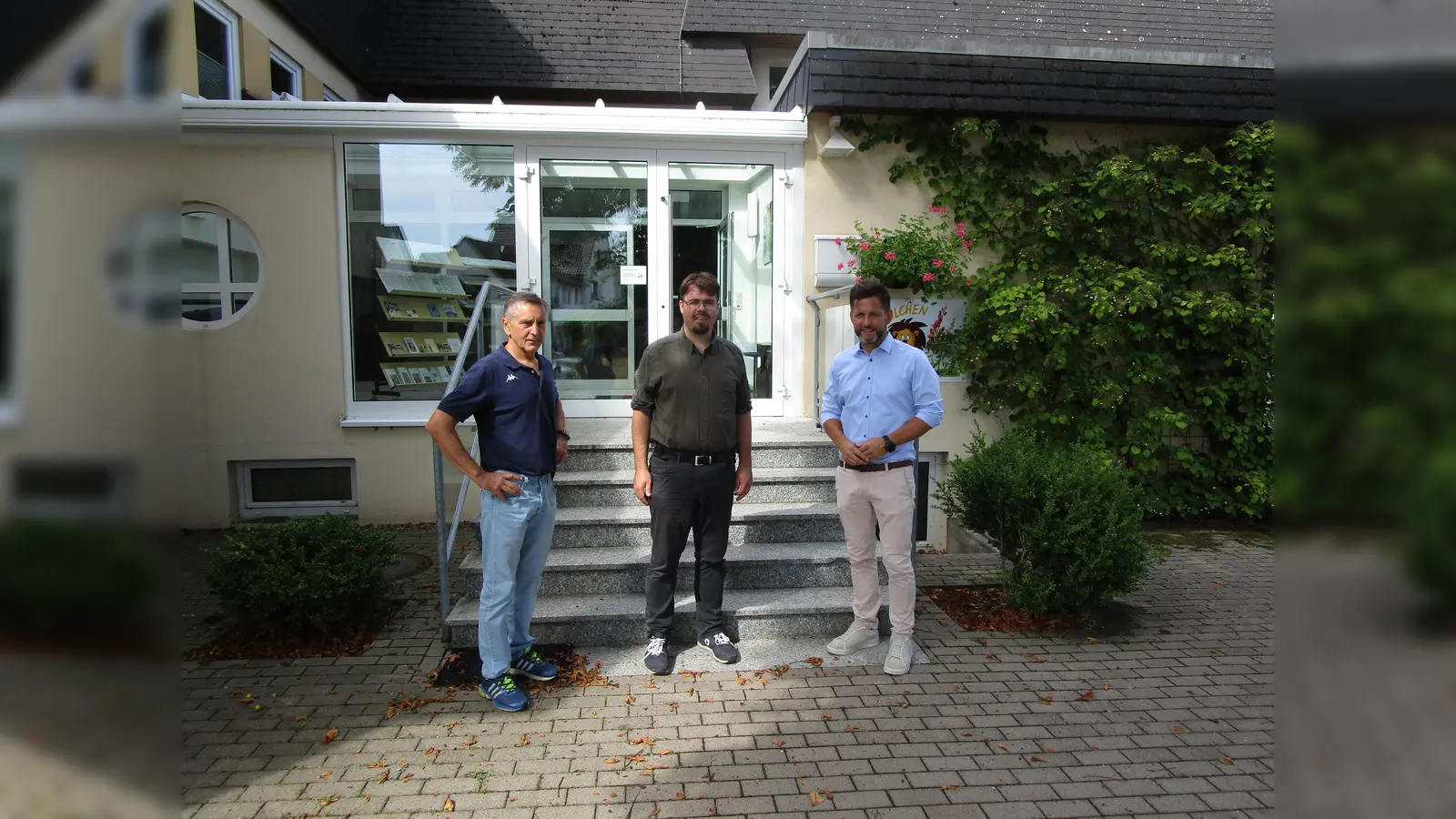 Über die Sanierungspläne für das Dorfgemeinschaftshaus in Derental ließen sich jetzt der grüne Bundestagsabgeordnete Helge Limburg (Mitte) und das Kreisvorstandsmitglied der Grünen, Gerd Henke (l.), von Boffzens Samtgemeindebürgermeister Tino Wenkel informieren. (Foto: Henke)