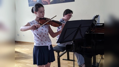 Nikol Paysamova und Klaudia Knapp laden zu einer gefährlichen musikalischen Reise in die Karibik ein. (Foto: Musikschule/Stadt Höxter)