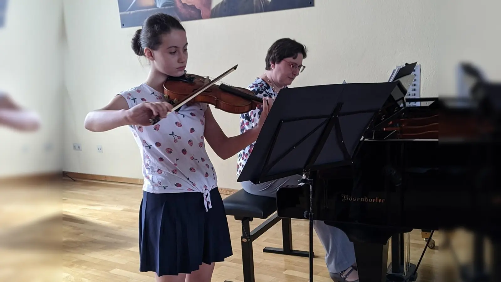 Nikol Paysamova und Klaudia Knapp laden zu einer gefährlichen musikalischen Reise in die Karibik ein. (Foto: Musikschule/Stadt Höxter)