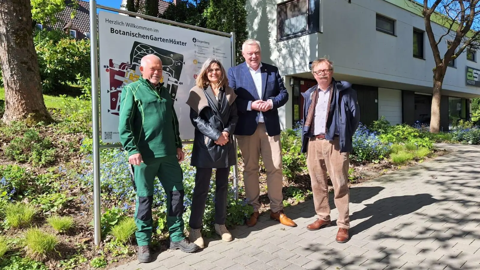 Winfried Thiele, Ute Aland (Vorstand des Freundeskreises), Daniel Hartmann und Norbert Drews (Vertreter der Märchengesellschaft) laden herzlich ein zu einer neuen Attraktion der Märchenstadt.  (Foto: Barbara Siebrecht)