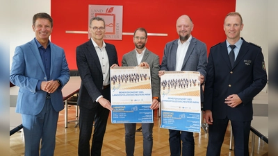 Die heimischen Banken unterstützen den wohltätigen Zweck (v. l.) Landrat Michael Stickeln, Michael Meier, Regionalleiter, Verbundvolksbank OWL), Nils Dorn, Regionalleiter, Sparkasse Pad-Det-Hx,<br>Thomas Göke, Leiter Vorstandsstab, Vereinigte Volksbank, Karsten Koutsky, Abteilungsleiter Kreispolizeibehörde Hx  (Foto: Kreis Höxter)
