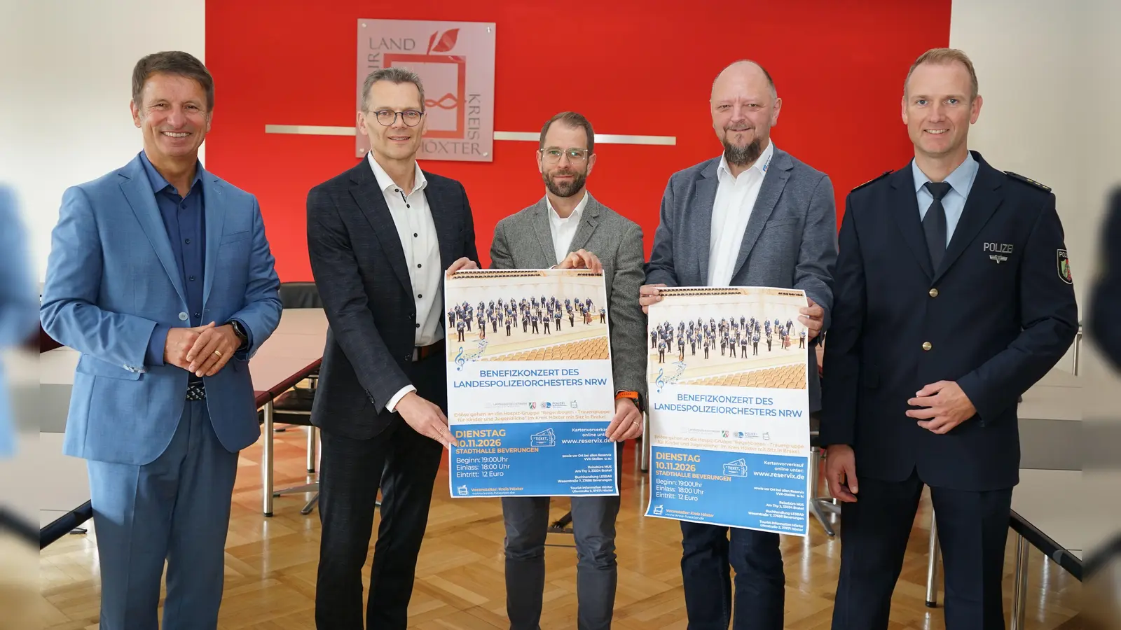 Die heimischen Banken unterstützen den wohltätigen Zweck (v. l.) Landrat Michael Stickeln, Michael Meier, Regionalleiter, Verbundvolksbank OWL), Nils Dorn, Regionalleiter, Sparkasse Pad-Det-Hx,<br>Thomas Göke, Leiter Vorstandsstab, Vereinigte Volksbank, Karsten Koutsky, Abteilungsleiter Kreispolizeibehörde Hx  (Foto: Kreis Höxter)