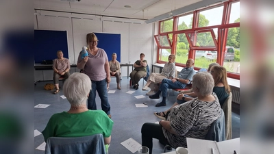 „Lachen ist die beste Medizin“ – mit dem sprechenden Wellensittich in Interaktion. (Foto: Silvia Kieven (Senioren- und Pflegestützpunkt des Landkreises Holzminden))