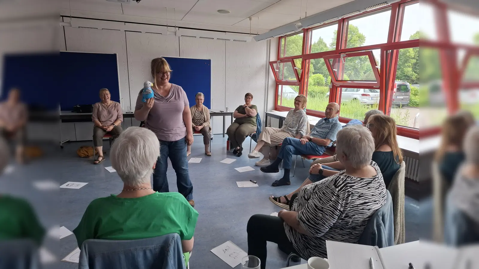 „Lachen ist die beste Medizin“ – mit dem sprechenden Wellensittich in Interaktion. (Foto: Silvia Kieven (Senioren- und Pflegestützpunkt des Landkreises Holzminden))