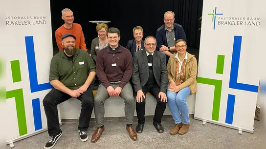 Gestaltet wird der pastorale Entwicklungsprozess durch eine Gruppe von Ehrenamtlichen und Hauptberuflichen in einer Lenkungsgruppe. V.l.: Martin Grummich, Ansgar Große-Bölting, Rita Mertens, Marcel Fischer, Susanne Krömeke, Andreas Kurte, Johannes Tobisch und Barbara Hucht.  (Foto: Pastoraler Raum Brakeler Land)