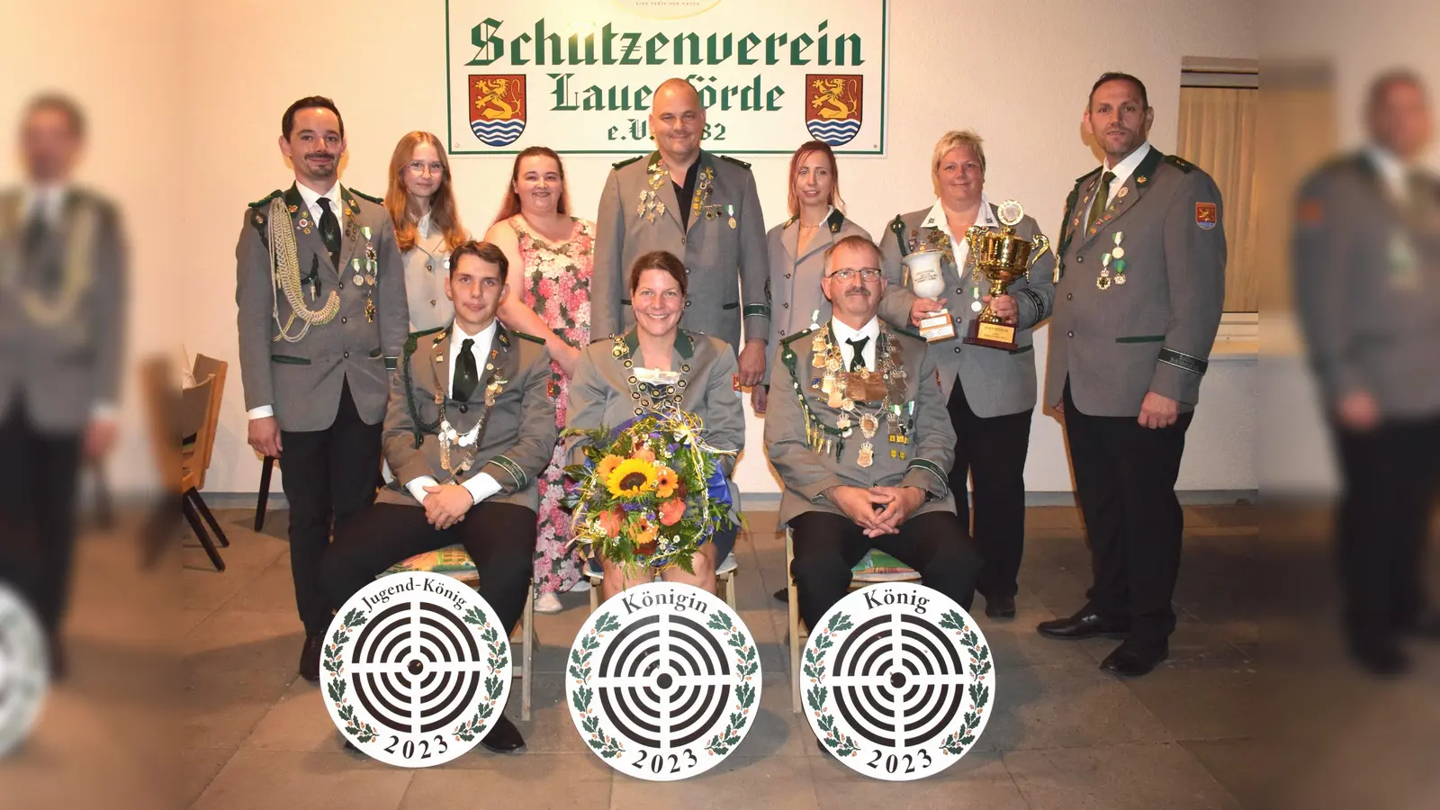 Das „Königshaus“: (v. l.) Jugendkönig Janne-Matti Piljug, Schützenkönigin Melanie Garbe, Schützenkönig Mario Bönning, (h. l.) Vorsitzender Marcel Gerhards, Bestdame Johanna Bönning, Bestdame Michelle Hebibaj, Bestmann Björn Ziegeler, Bestdame Kathrin Sobireg, Pokalgewinnerin Melanie Meyer, 2. Vorsitzender Benjamin Bönnighausen (Foto: Schützenverein Lauenförde)