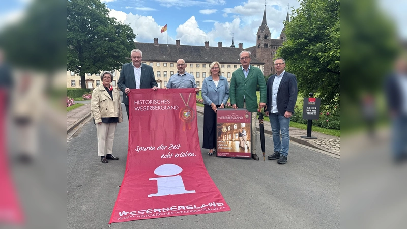  Offizielle Übergabe des Prädikats „Historische Stätte“ an das UNESCO Welterbestätte Corvey zur Aufnahme in die Themensäule „Historisches Weserbergland“ beim Weserbergland Tourismus e.V. (v.l.): Dorothee Feldmann (Direktorin Immobilien- und Kulturverwaltung, Herzog von Ratibor’sche Generalverwaltung), Daniel Hartmann (Bürgermeister Stadt Höxter), Stephan Berg (Leiter der Tourist-Information Höxter), Petra Wegener (Geschäftsführerin Weserbergland Tourismus e.V.), Viktor Herzog von Ratibor und Fürst von Corvey und Marcus Beverungen (Verwaltungsleiter Pastoraler Raum Pastoralverbund Corvey). (Foto: Weserbergland Tourismus e.V.)
