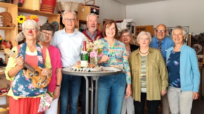 Stolzes Team: (v. l.) Clownin Gabriella (Gabi Lüttig), Christa Wirth, Michael Leßmann, Gerd Borchmeier, Pia Niemann, Editha Henkst, Beate Weskamp, Hubert Meiners und Edeltraud Parensen. (Foto: Doris Dietrich)