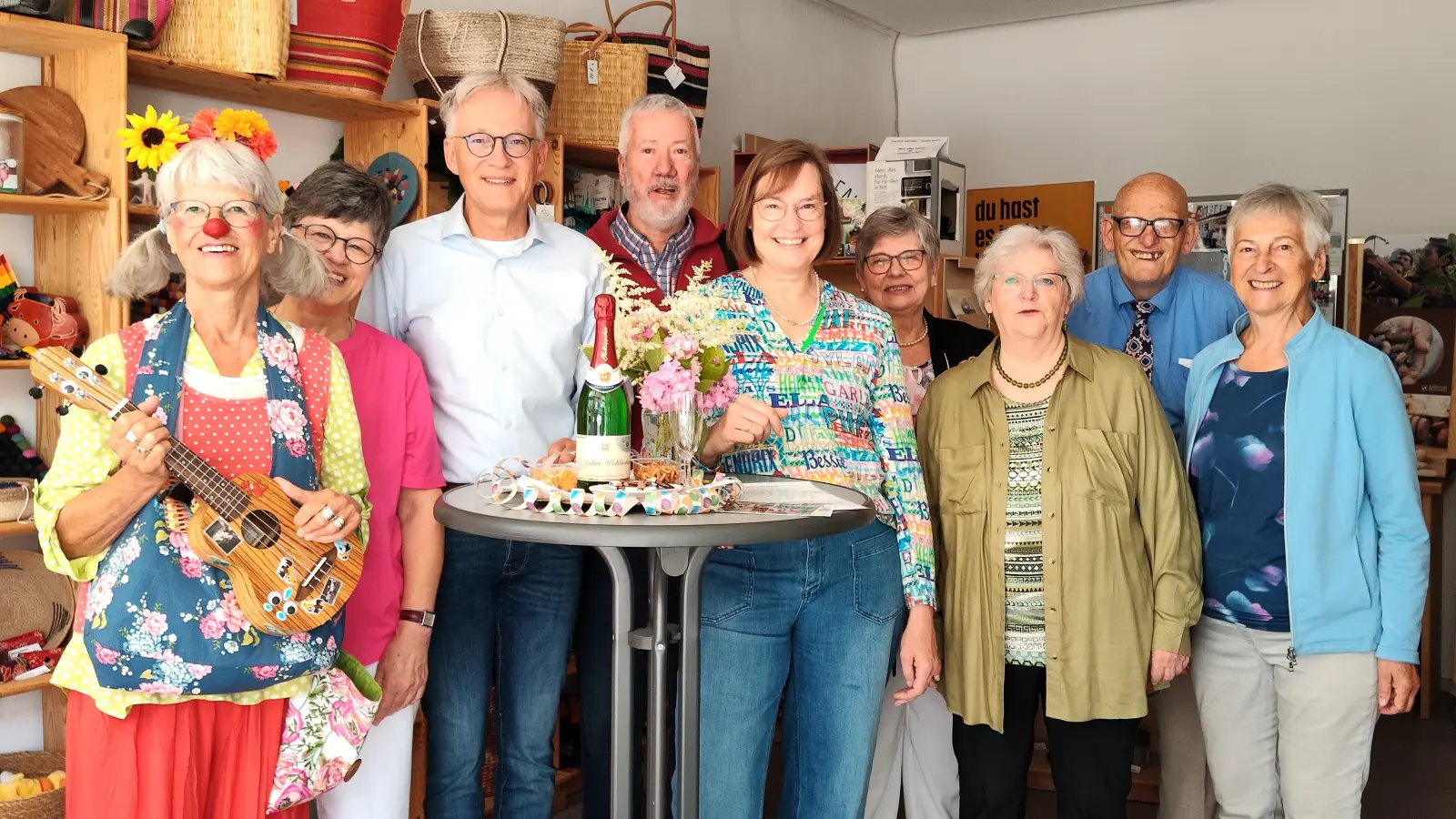 Stolzes Team: (v. l.) Clownin Gabriella (Gabi Lüttig), Christa Wirth, Michael Leßmann, Gerd Borchmeier, Pia Niemann, Editha Henkst, Beate Weskamp, Hubert Meiners und Edeltraud Parensen. (Foto: Doris Dietrich)