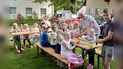 Martina Franke (Bücherei Beverungen) und Aner (Helfer im Rahmen des von Beverungen Marketing initiierten Projektes „Ehrenamtspass”) freuen sich über den Basteleifer der Büchereigäste. (Foto: Bücherei Beverungen)