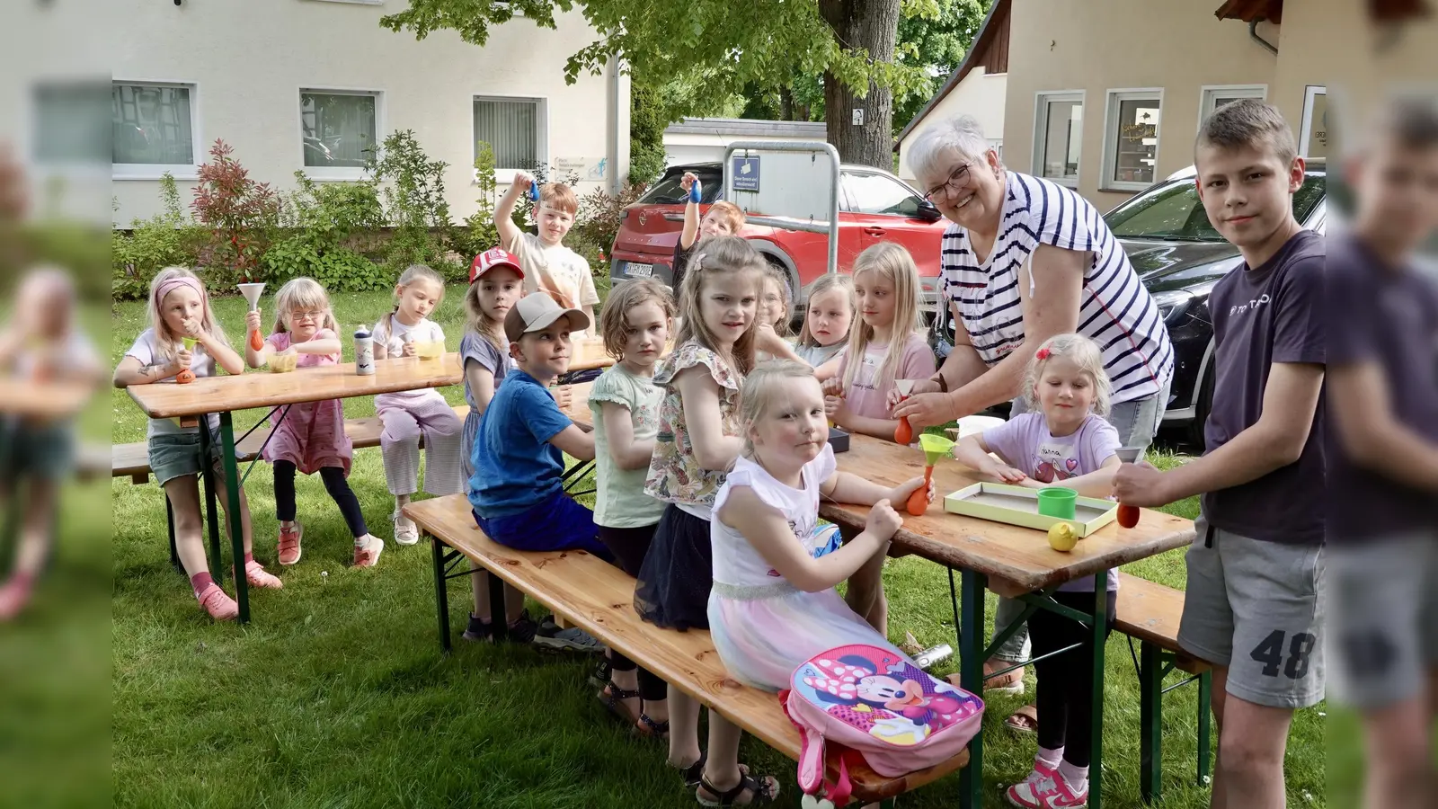 Martina Franke (Bücherei Beverungen) und Aner (Helfer im Rahmen des von Beverungen Marketing initiierten Projektes „Ehrenamtspass”) freuen sich über den Basteleifer der Büchereigäste. (Foto: Bücherei Beverungen)