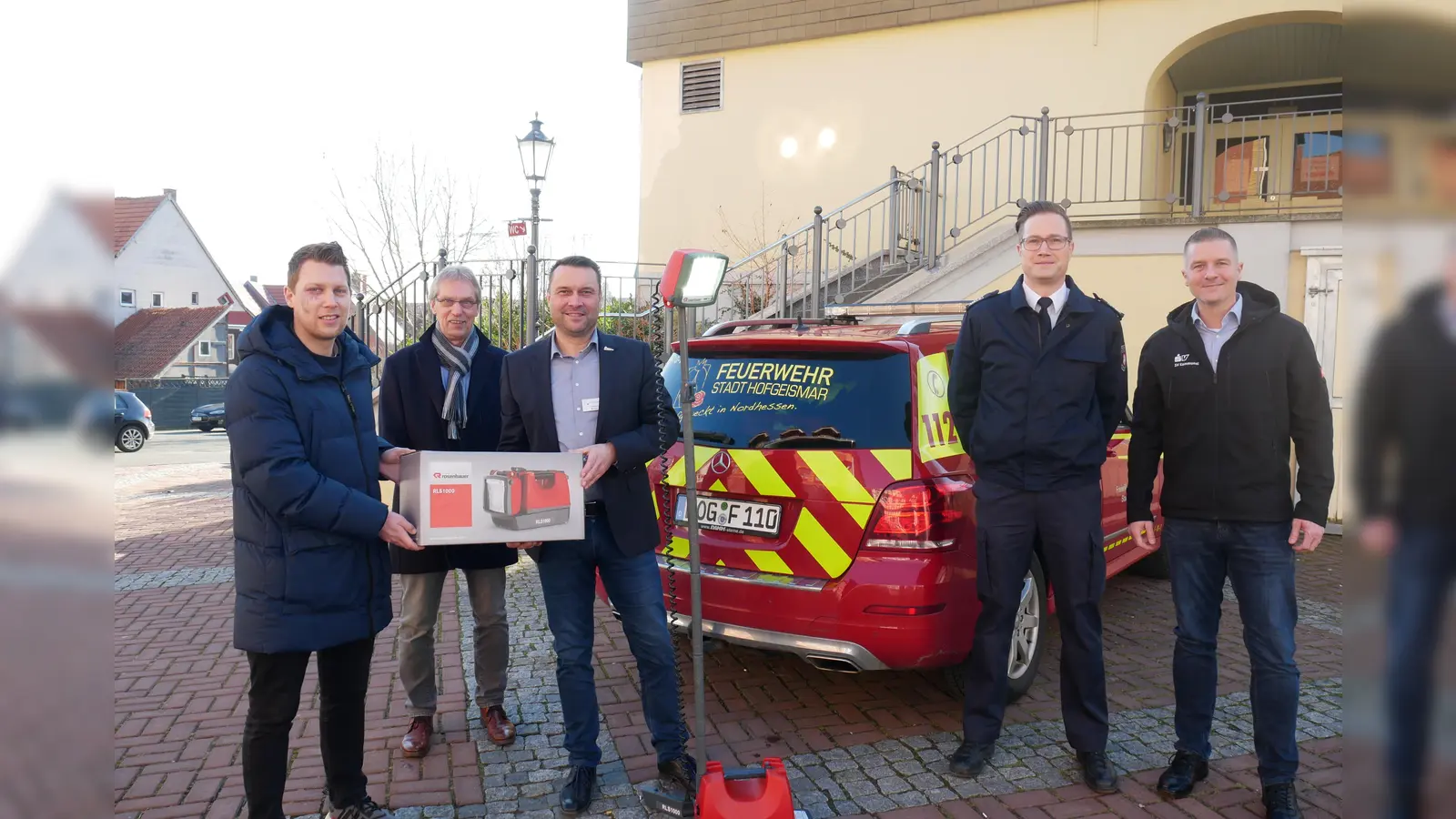 (v.l.) Ole und Wolfgang Bertelmann (Generalagentur Reinhardshagen), Torben Busse (Bürgermeister), Michael Gerland (Stadtbraninspektor) und Andreas Haas (Direktionsbevollmächtigter).<br> (Foto: Stadt Hofgeismar )