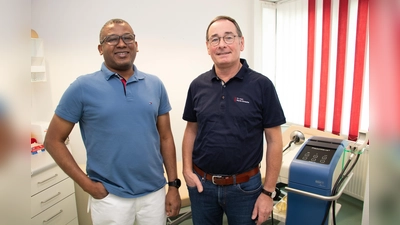Nasreldin Elhadi (links) ist das neue Gesicht in der Praxis für Orthopädie im MVZ der KHWE in Bad Driburg. Stück für Stück hat er die Nachfolge von Dr. Martin Dunsche (rechts) übernommen. (Foto: KHWE)