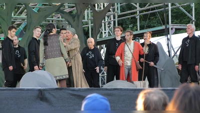 Ein kulturelles Highlight in der Saison war die Widukind-Oper, die Open Air auf der Weserscholle aufgeführt wurde. (Foto: Huxarium Gartenpark Höxter)